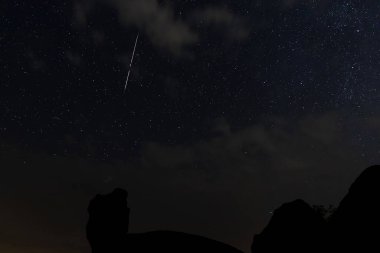 Barruecos 'taki Perseid meteoruyla gece manzarası. İspanya.