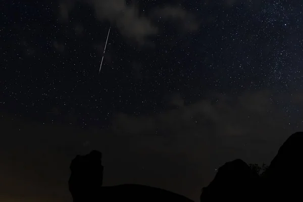 Paisaje Nocturno Con Meteorito Perséida Barruecos España — Foto de Stock