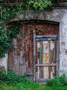 Eski kapı çok bozulmuş..