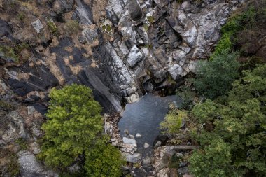 Piornal yakınlarındaki Calderon şelalesinin manzarası. Extremadura. İspanya.