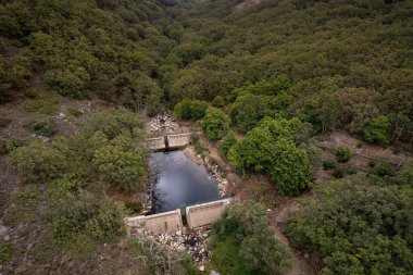 Garganta Bonal 'da baraj manzarası. Extremadura. İspanya.