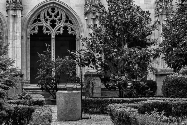 Bien en el claustro — Foto de Stock