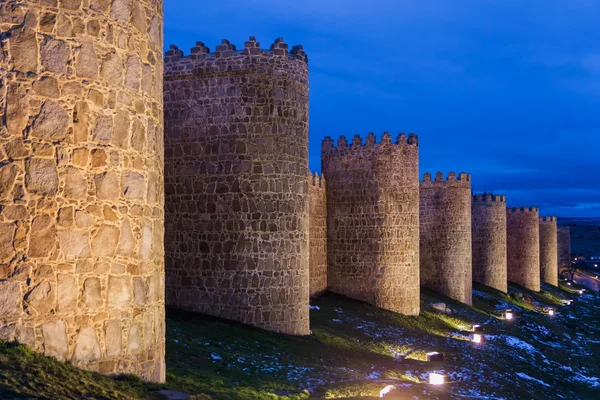 Murallas de Ávila por la noche — Foto de Stock