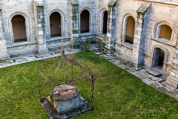 Eski manastır kuyuda — Stok fotoğraf
