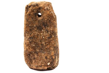 Eski Roma ağırlığı, delik, kırsal doku ve beyaz arka planda izole edilmiş..