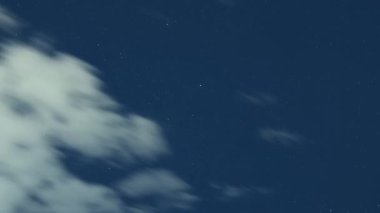 Yıldızlı gece gökyüzü, karede gerçek zamanlı hareket eden bulutlar..