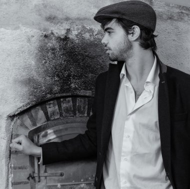 Guille junto al horno