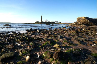 Largs 'ın en ünlü anıtı, Mezuniyet Balosu' nun güney ucunda, Largs Marina yakınlarında yer alan Kalem 'dir. Kalem 1912 'de, İskoç Kralı Haco' nun Norveç birliklerini yendiği 1263 Savaşı anısına inşa edildi..