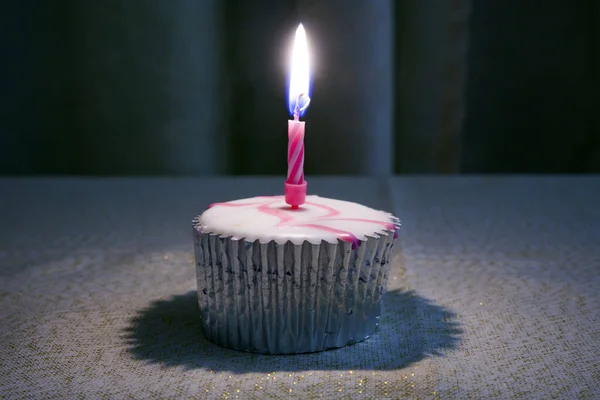 Bolos Aniversário Com Pequenas Velas Acesas Topo Representando Idade Celebrante — Fotografia de Stock