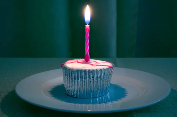 Pasteles Cumpleaños Con Pequeñas Velas Encendidas Parte Superior Que Representan —  Fotos de Stock