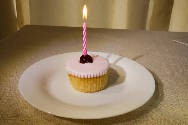 お祝いの年齢を表す上に小さなライト付きのろうそく付きの誕生日ケーキ カップケーキ ケーキポップ ペストリー タルトなどのバリエーションがあります ケーキには誕生日の願い ハッピーバースデー とお祝いの名前がよく飾られています — ストック写真