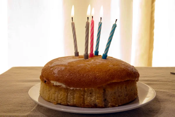 お祝いの年齢を表す上に小さなライト付きのろうそく付きの誕生日ケーキ カップケーキ ケーキポップ ペストリー タルトなどのバリエーションがあります ケーキには誕生日の願い ハッピーバースデー とお祝いの名前がよく飾られています — ストック写真