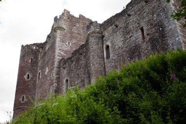Doune Kalesi, İskoçya 'nın orta kesimindeki Doune köyünün yakınlarında bir ortaçağ kalesidir. Ardoch Burn 'ün Teith Nehri' ne aktığı ormanlık bir virajda duruyor. Teith 'in Forth Nehri' ne aktığı Stirling 'in kuzeybatısında yer alır..