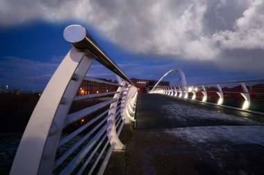 Glasgow 'daki Clyde Smartbridge, Clyde Nehri boyunca yaya geçidi ve bisiklet yolu taşıyor ve aynı zamanda nehrin yakınındaki iş parklarına bir dizi güç, telekomünikasyon ve bilişim bağlantısı taşıdığı için adını kazanıyor.