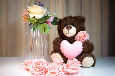 Anneler Günü oyuncak ayısı ve pembe güller ya da diğer çiçekler. Laleler. Anne için dünyanın çeşitli yerlerinde, genellikle Mart ya da Mayıs aylarında, çeşitli günlerde kutlanır.. 