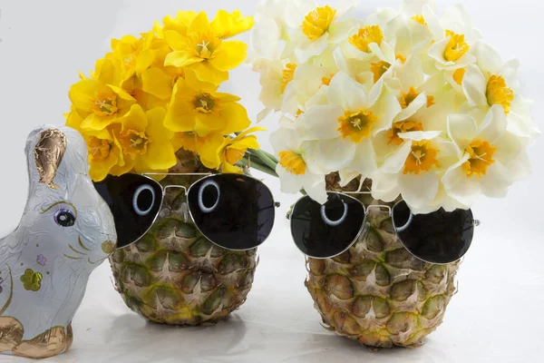 Pisanki Pisklęta Symbolizują Nowe Życie Symbolem Wiosny Ananas Okularach Przeciwsłonecznych Zdjęcie Stockowe