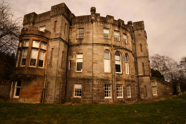 트리시 Airthriy Castle 역사적 축물이며 스코틀랜드 스털링 대학교의 과부지의 일부를 — 스톡 사진