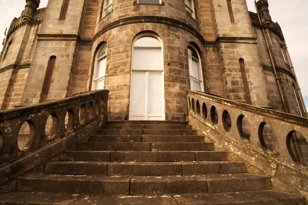 Airthrey Castle, İskoçya 'nın orta kesimindeki Stirling Üniversitesi' nin binalarının ve arazilerinin bir kısmını oluşturan tarihi bir bina ve mülktür. Tarihi Stirling şehrinden 3 km uzaklıktaki Allan Köprüsü 'nün yakınında yer almaktadır..