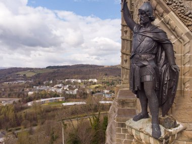William Wallace heykeli Stirling 'in başında gururla duruyor. Ulusal Wallace Anıtı, İskoçya 'da Stirling' e tepeden bakan bir kuledir. 13. ve 14. yüzyıl İskoç kahramanı Sir William Wallace 'ın anısına yapılmıştır..