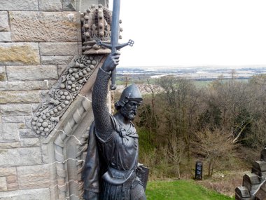 William Wallace heykeli Stirling 'in başında gururla duruyor. Ulusal Wallace Anıtı, İskoçya 'da Stirling' e tepeden bakan bir kuledir. 13. ve 14. yüzyıl İskoç kahramanı Sir William Wallace 'ın anısına yapılmıştır..