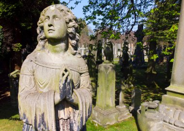 Dean Mezarlığı, İskoçya 'da Edinburgh şehir merkezinin batısında Dean Village' ın kuzeyinde tarihsel olarak önemli bir Victoria mezarlığıdır. Birleşik Krallık Queensferry Yolu ile Leith 'in Suyu arasında yer alır..