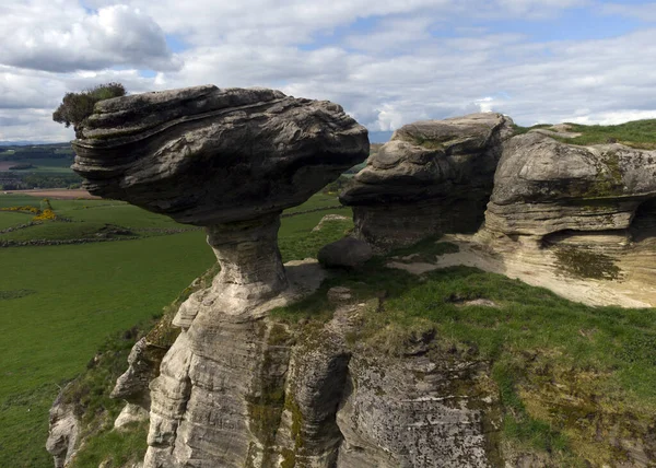 Bunnet Stane, Fife 'daki Gateside köyü yakınlarında Batı Lomond eteklerinde bulunan bir kaya oluşumu. Lomond Hills 'in eteklerindeki Eski Kırmızı Kum Taşı süitinin kireçlenmiş kum taşlarından birinde bulunur. İskoçya. Birleşik Krallık.