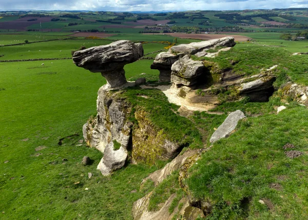 Bunnet Stane, Fife 'daki Gateside köyü yakınlarında Batı Lomond eteklerinde bulunan bir kaya oluşumu. Lomond Hills 'in eteklerindeki Eski Kırmızı Kum Taşı süitinin kireçlenmiş kum taşlarından birinde bulunur. İskoçya. Birleşik Krallık.