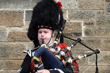 Edinburgh Festivali Sınır Bilim 2021 - Cuma, 6 Aug-Mon, 30 Aug konumu: Edinburgh UK. Sokaktaki göstericiler. İskoçya başkentinde sokak tiyatrosu oyuncuları ve müzisyenler.