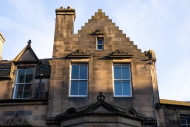 Edinburgh Eski Kasaba bölgesi. Yüzyıllar öncesinin binaları ve dar sokakları. Royal Mile, geleneksel barlar, sıradan lokantalar, hediyelik eşya dükkanları ve küçük müzelerle dolu dik bir cadde.. 