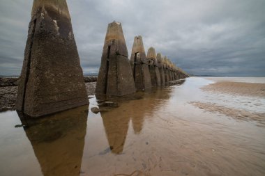 Cramond Geçidi, Edinburgh yakınlarında Cramond Adası 'na giden bu geçit alçak gelgitte geçilebilir. Başlangıçtaki işaretler güvenli geçiş zamanı veriyor. Bu geçit İkinci Dünya Savaşı sırasında tekne karşıtı bir patlama olarak inşa edildi. 
