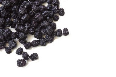 Beyaz bir arka plan üzerinde kurutulmuş aronia.