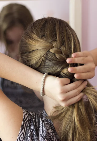 Flickan att arrangera frisyrer — Stockfoto