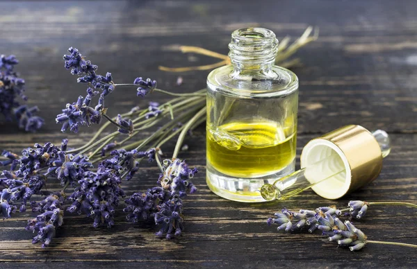 Olio di aromaterapia e lavanda — Foto Stock