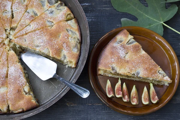 Tarta de higo sobre un fondo de madera — Foto de Stock