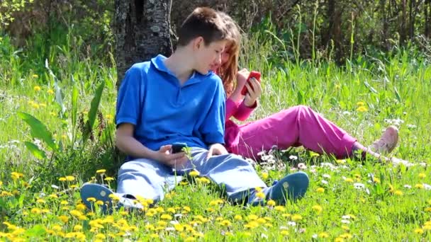 Kinderen op telefoons — Stockvideo