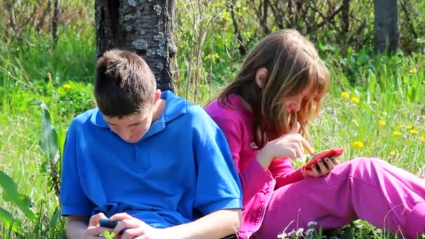 Подростки на мобильные телефоны — стоковое видео