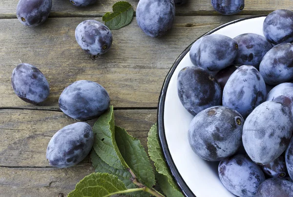 Prunes fraîches sur fond en bois — Photo