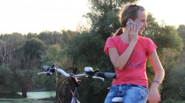 Genç kız telefonu.