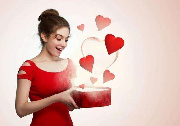 Cute Młoda Kobieta Trzyma Pudełko Czerwonym Sercem Latające Obecnie Walentynki — Zdjęcie stockowe