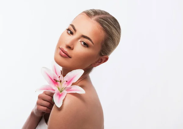 美しいですピンクのユリの花を持っている美しい女性白の背景 — ストック写真