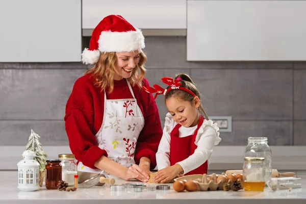 Мать Дочь Пекут Рождественское Печенье Кухне — стоковое фото