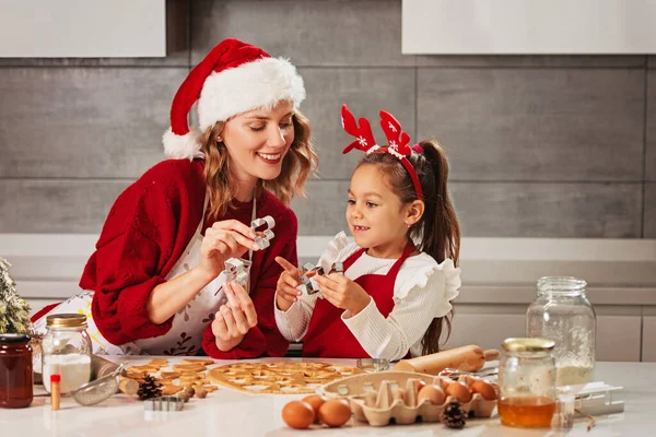어머니와 부엌에서 크리스마스 쿠키를 만드는 — 스톡 사진