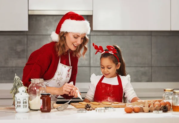 Мати Дочка Роблять Різдвяне Печиво Кухні — стокове фото