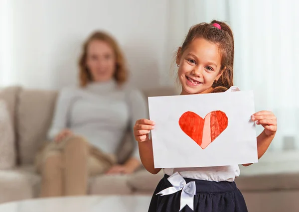 Симпатичная Маленькая Девочка Давая Рисунок Сердца Своей Матери — стоковое фото