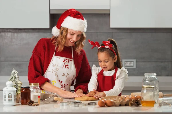 Мати Дочка Роблять Різдвяне Печиво Кухні — стокове фото