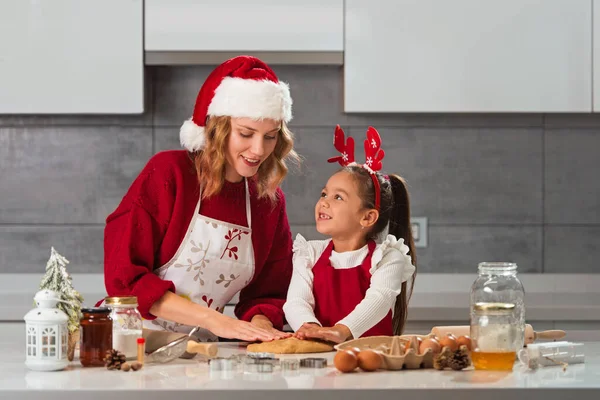 어머니와 부엌에서 크리스마스 쿠키를 만드는 — 스톡 사진