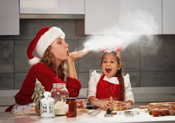 Madre Hija Haciendo Galletas Navidad Cocina Imagen De Stock
