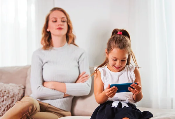 Dotter Använder Smartphone Medan Frustrerad Mamma Tittar Henne — Stockfoto