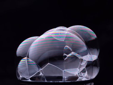 Siyah arkaplanda izole edilmiş köpük kabarcıklarının bileşimi. Makro çekim.