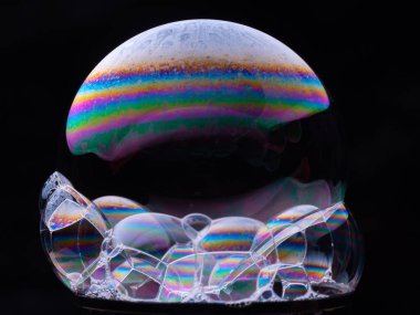 Sabun köpüğü ve köpükler siyah arka planda izole edilmiş. Makro çekim.